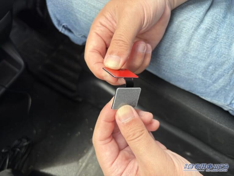 カシムラ タイヤ空気圧センサーKD-220の折り曲げ可能なステー|「めっちゃ便利じゃん」「愛車に装着するだけ」少しの変化も数値化。クルマの状態を常に把握したい人にはオススメ、簡単な取り付けで安全を支える。