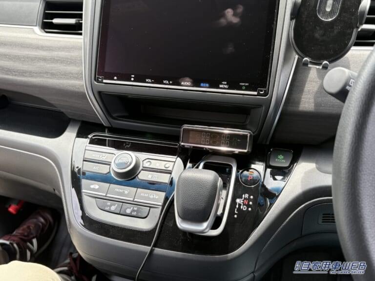 カシムラ タイヤ空気圧センサーKD-220のモニター設置例|「めっちゃ便利じゃん」「愛車に装着するだけ」少しの変化も数値化。クルマの状態を常に把握したい人にはオススメ、簡単な取り付けで安全を支える。