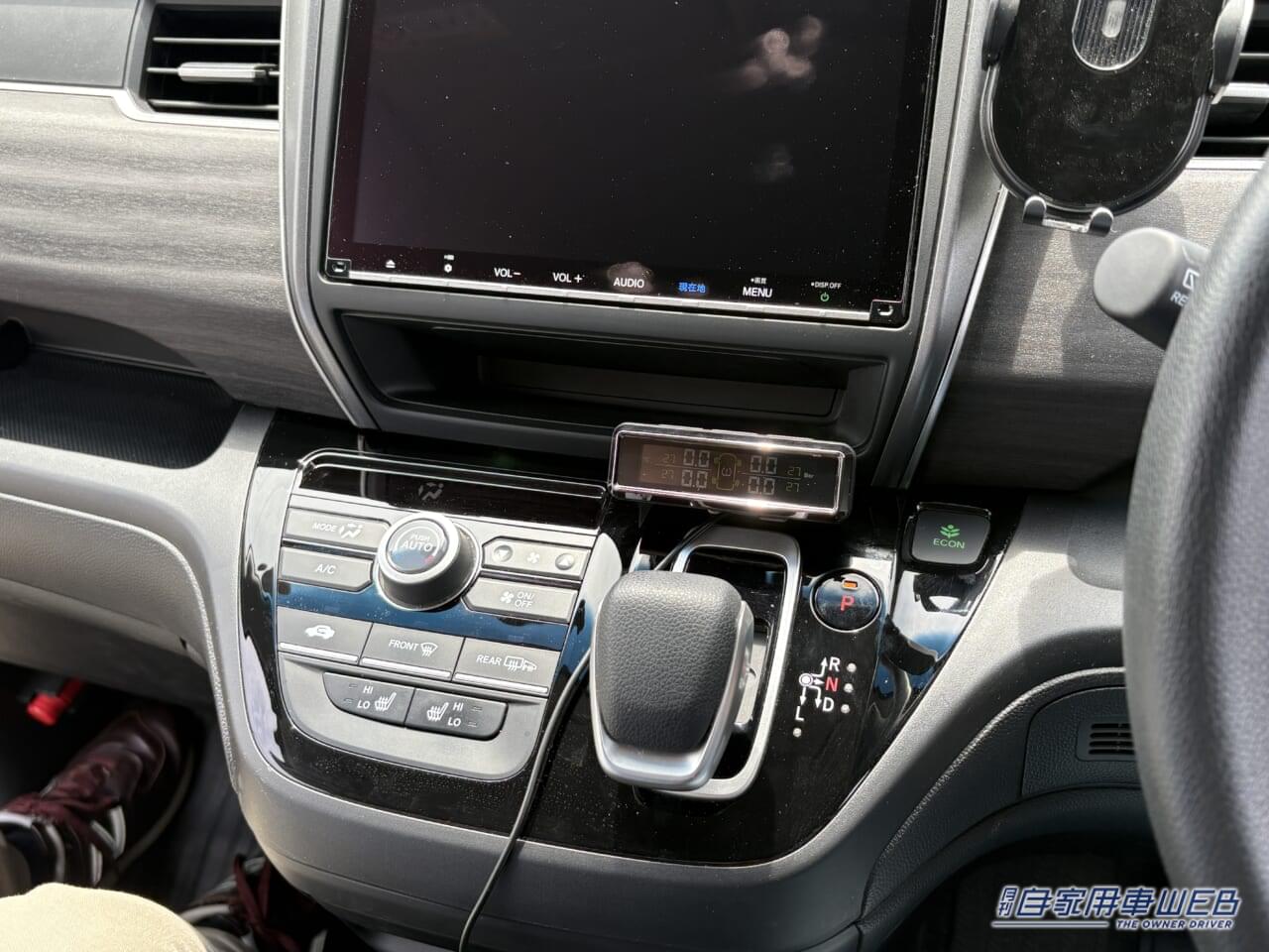 カシムラ タイヤ空気圧センサーKD-220のモニター設置例|「めっちゃ便利じゃん」「愛車に装着するだけ」少しの変化も数値化。クルマの状態を常に把握したい人にはオススメ、簡単な取り付けで安全を支える。