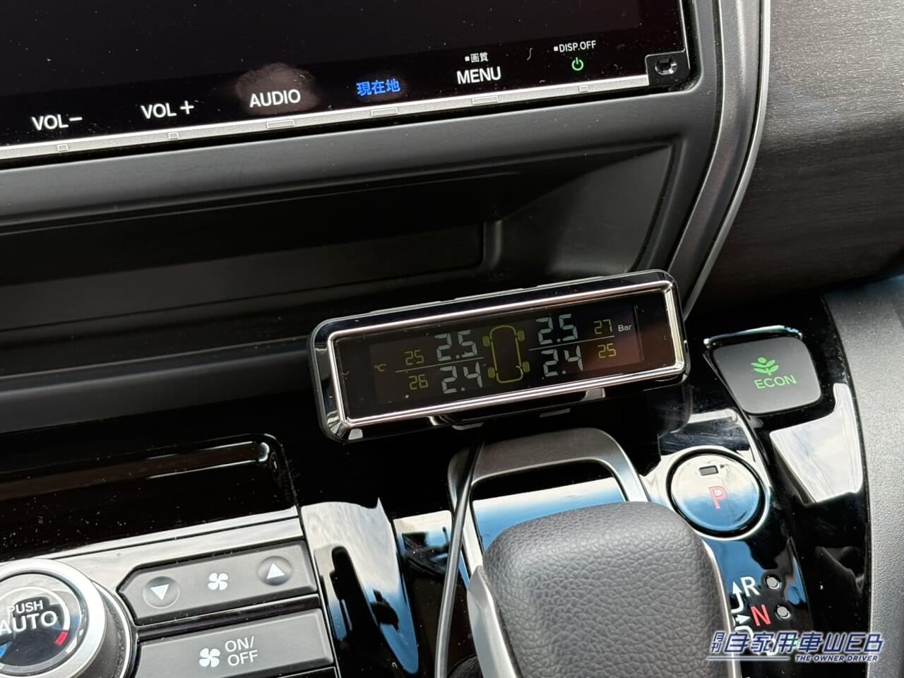 カシムラ タイヤ空気圧センサーKD-220のモニター｜「めっちゃ便利じゃん」「愛車に装着するだけ」少しの変化も数値化。クルマの状態を常に把握したい人にはオススメ、簡単な取り付けで安全を支える。