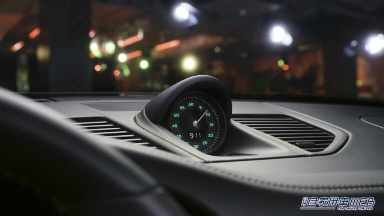 911カレラGTSカブリオレをベースにした「ポルシェ911スピリット70」の専用バージョンのスポーツクロノ・ストップウォッチ。|伝説のパシャパターンが蘇る! 70年代スタイルを纏った最新911「ポルシェ911スピリット70」誕生