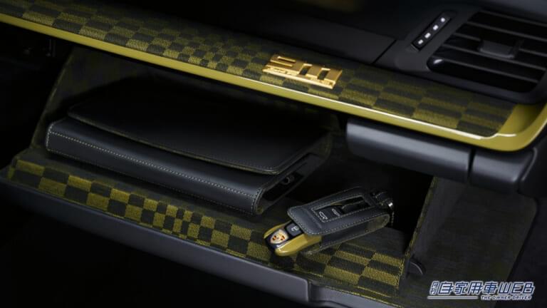 911カレラGTSカブリオレをベースにした「ポルシェ911スピリット70」のグローブボックス。|伝説のパシャパターンが蘇る! 70年代スタイルを纏った最新911「ポルシェ911スピリット70」誕生