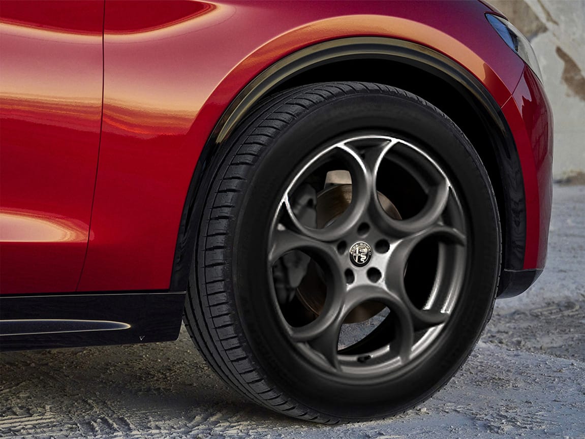 アルファロメオ ステルヴィオの新グレード「スプリント」のタイヤ、ホイール｜アルファロメオのSUV「ステルヴィオ」に、新ベーシックグレード「スプリント」を追加【リーズナブルな価格を実現した戦略モデルが登場】