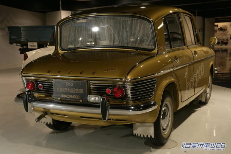 ゴールドのマツダ キャロル600|「当時としては異例」「極めて珍しい」マツダ・イズムの塊。当初は順調なセールスを記録するも、その栄光は長くは続かなかった。現在も継続して販売されるモデルを紹介。