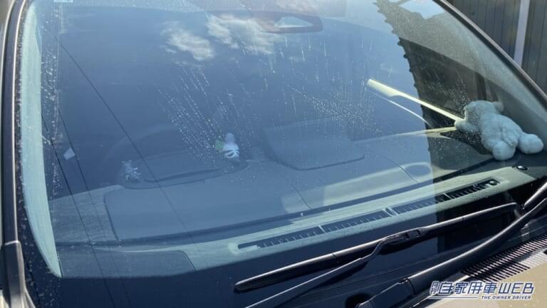 古いウォッシャー液を排出している様子。|「コスパ最強すぎる…」「たった199円」スーパーで購入したカー用品が「とんでもなく良かった」また買うリスト入り確定。