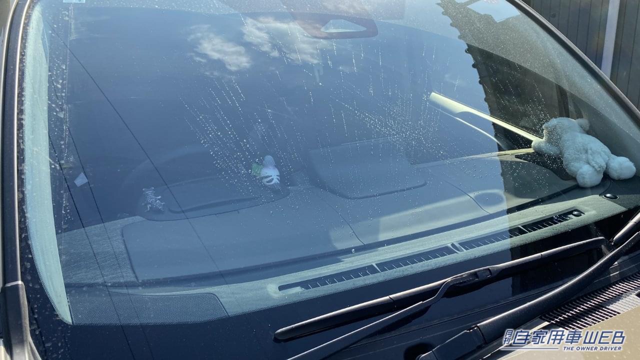 古いウォッシャー液を排出している様子。|「コスパ最強すぎる…」「たった199円」スーパーで購入したカー用品が「とんでもなく良かった」また買うリスト入り確定。