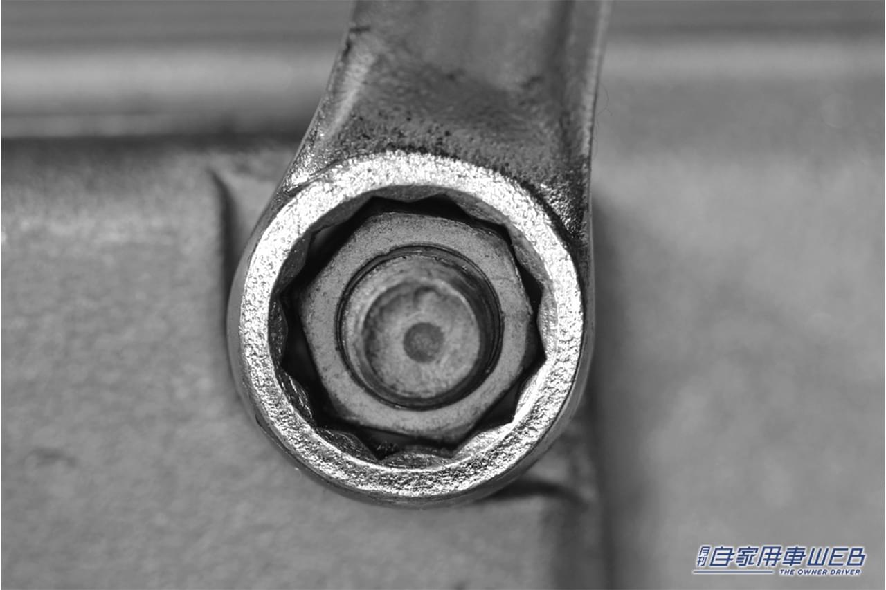 |「そんな方法があったのか…」角をナメたナットの外し方。固着してしまった場合でも外せる、どうにもならない状況を解決する最終手段を解説