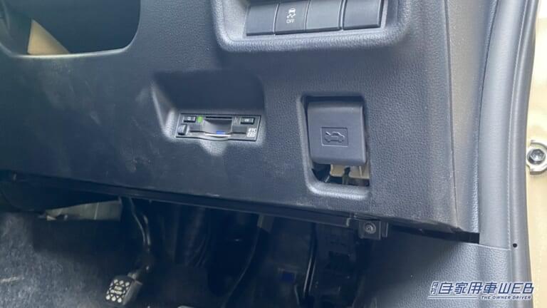 ボンネットを開くレバー。|「コスパ最強すぎる…」「たった199円」スーパーで購入したカー用品が「とんでもなく良かった」また買うリスト入り確定。