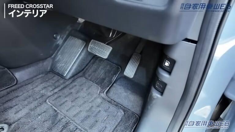 運転席の足元。|「そんな使い方もアリなのか…」やっぱり良いデザイン。SUV風スタイリングのホンダ・フリード クロスター。