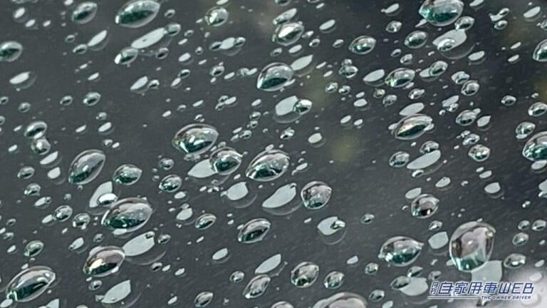 コロコロとした水滴が転がり落ちる、撥水効果を感じることができた。｜「コスパ最強すぎる…」「たった199円」スーパーで購入したカー用品が「とんでもなく良かった」また買うリスト入り確定。