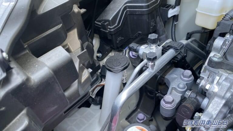 エンジンルーム内にあるウォッシャー液タンク。|「コスパ最強すぎる…」「たった199円」スーパーで購入したカー用品が「とんでもなく良かった」また買うリスト入り確定。