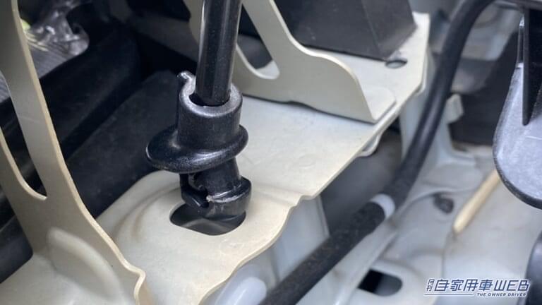 ボンネットを支える突っ張り棒をセットする。|「コスパ最強すぎる…」「たった199円」スーパーで購入したカー用品が「とんでもなく良かった」また買うリスト入り確定。