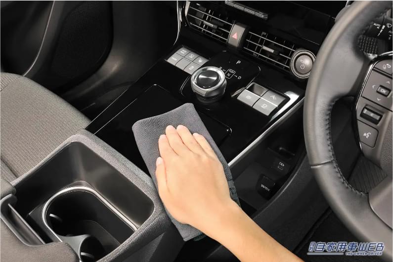 細かい隙間から広い面まで対応しやすいサイズ感も良い。|もうヤダ「窓ガラスのくもり」実は解消できます!くもりの原因は湿気と汚れ。