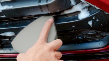 クルマの「洗いにくい隙間」実は簡単に洗えます。「魔法のスポンジ」で、フロントグリルやドアバイザーがスッキリお掃除!