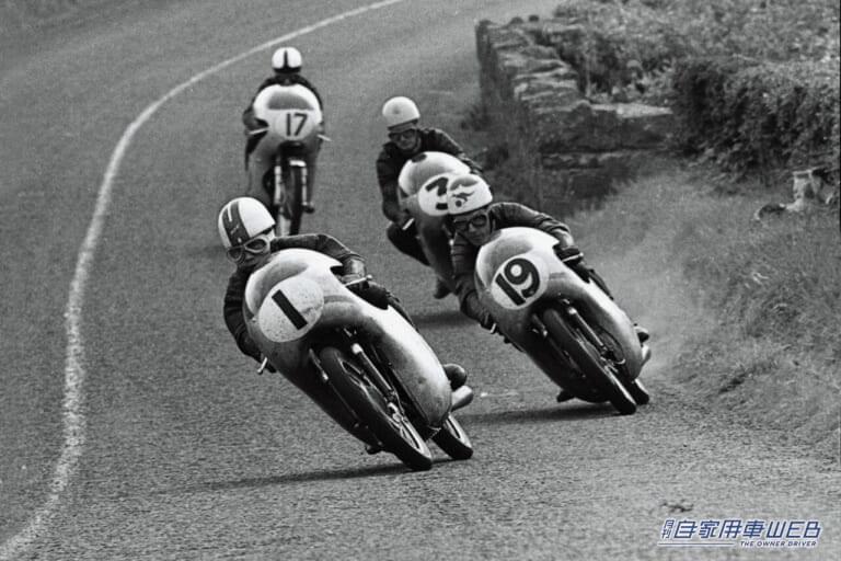 1961年の「マン島TT」のレースシーン。