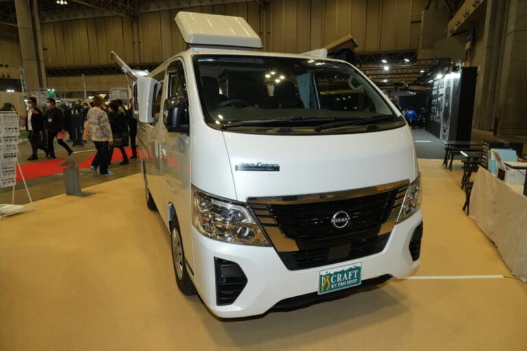 ベース車は日産キャラバンGRANDプレミアムGX。2WD FRのガソリン、ディーゼルとパートタイム4WDのディーゼルから選べる。展示車は2WD FRのガソリンエンジン。