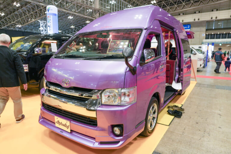ベース車は トヨタ•ハイエース キャンパー特装。乗車定員8名。就寝定員3名に設定されている。