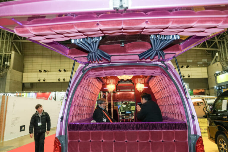 ゴージャスな車内はフルモケットのふとん張りで昭和のバニングカーを再現。
