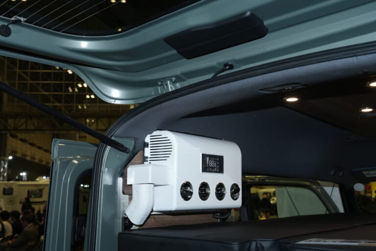 車名にあるCPはクーラーパッケージのことで停車時12Vクーラーを標準装備。ちなみに走行用バッテリーフル充電で計算上は約40時間稼働するということだ。