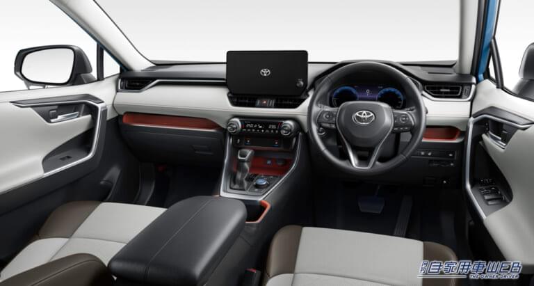 トヨタ・RAV4 運転席|【夏の注目モデル】最新RAV4の買い得ポイントを徹底解説【モデル末期でも実力に陰りなし】