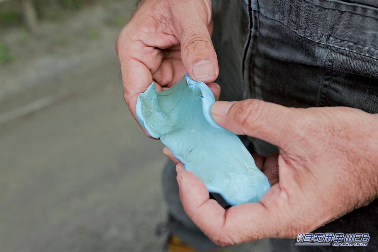 ｜「えっソレでわかるの？」お菓子のセロハンで愛車のコンディションをチェック。目には見えないから把握しにくいボディの状況を確認できる。