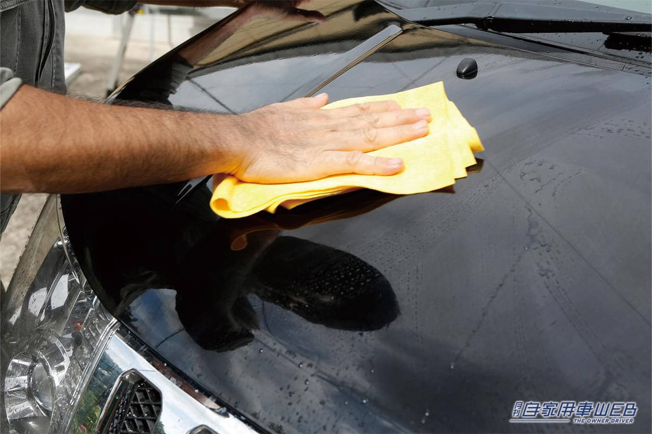 ｜「えっソレでわかるの？」お菓子のセロハンで愛車のコンディションをチェック。目には見えないから把握しにくいボディの状況を確認できる。
