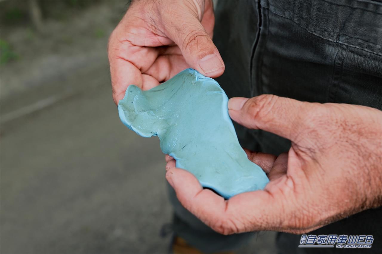 ｜「えっソレでわかるの？」お菓子のセロハンで愛車のコンディションをチェック。目には見えないから把握しにくいボディの状況を確認できる。