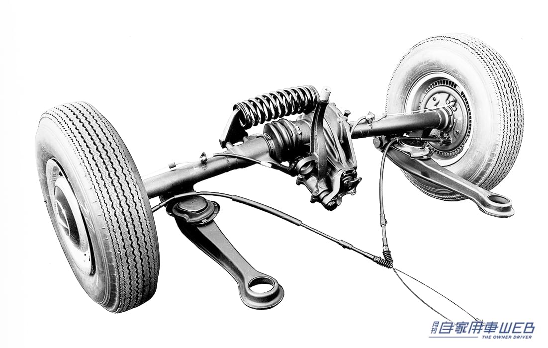 1954年、ベンツ180Wに採用されたリアサスペンションはスプリングを横にセットしたトレーリングアーム式。|「1982年、革命が起きた」「100年でここまで進化した」車の乗り心地を左右する重要な部分は、数々の形式が開発され、確実に進化を遂げた。