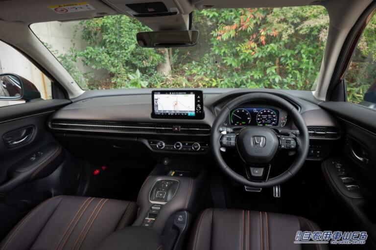 ホンダ ZR-V 運転席|【夏の注目モデル】最新ZR-Vの買い得ポイントを徹底解説【走りと装備のバランスが絶妙。納期が早いこともマル】