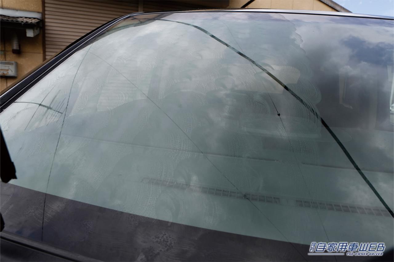 |「うわぁ前が見えない…」「それってもしかして?」あっという間にフロントガラスの視界良好になる簡単な対処法を紹介。