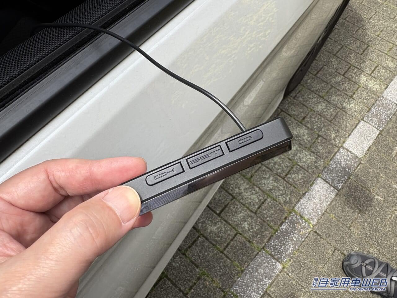 カシムラ タイヤ空気圧センサーKD-220の各種機能を呼び出し、設定するためのボタン。操作はシンプルだ。｜「めっちゃ便利じゃん」「愛車に装着するだけ」少しの変化も数値化。クルマの状態を常に把握したい人にはオススメ、簡単な取り付けで安全を支える。