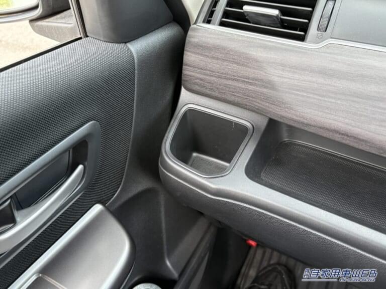 ホンダ フリードの標準ドリンクホルダー。|「革新的だわ…」「探していたのはコレだった」愛車の不満が解消!アイデア満載のアイテムを実際に購入してみた結果…「便利すぎて手放せない」