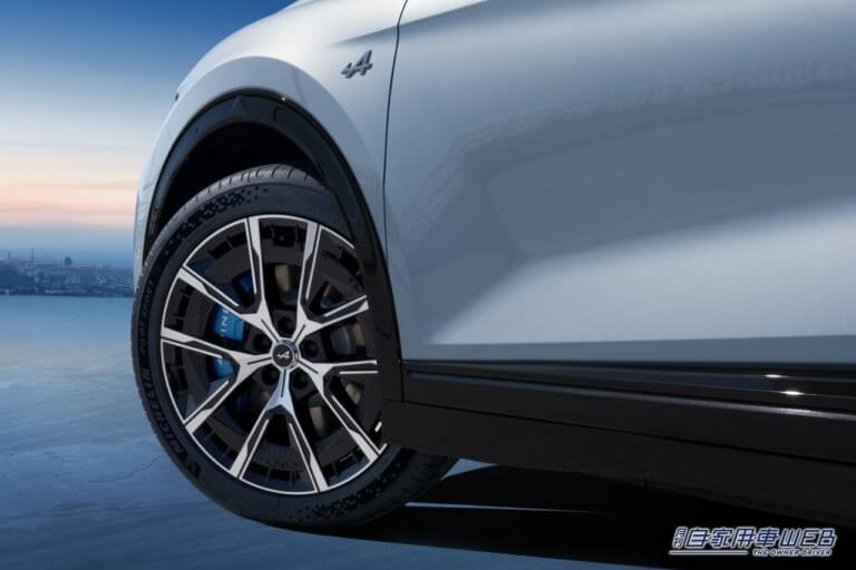 アルピーヌ A390 専用タイヤとホイール|「スーツを着たレーシングカー」って何ぞや? 名車アルピーヌ A110の魂を宿す「A390」、驚異のトルクベクタリングで走りの未来を拓く