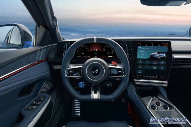 アルピーヌ A390 GTS ステアリング|「スーツを着たレーシングカー」って何ぞや? 名車アルピーヌ A110の魂を宿す「A390」、驚異のトルクベクタリングで走りの未来を拓く