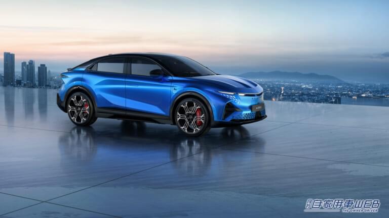 アルピーヌ A390 GTS|「スーツを着たレーシングカー」って何ぞや? 名車アルピーヌ A110の魂を宿す「A390」、驚異のトルクベクタリングで走りの未来を拓く