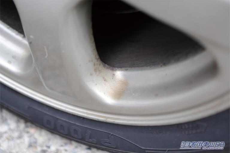 ホイールにこびりついたブレーキダストなどの汚れ。|「えっホイールに黒い点…」「洗車じゃ落ちない?」じゃあどうすれば…?新品のようにキレイにする簡単な方法を紹介