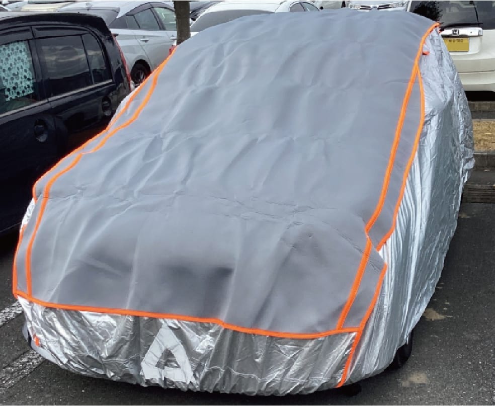 雹の被害が少しでも軽減できればとの思いで作ったカバーの装着イメージ。｜「えっ車がボコボコに…」「でもこれで安心」専用カバーが全国で販売開始。