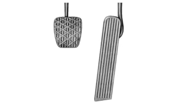 1960年代のベンツの広告。シンプルだが伝えたいことがひと目でわかる。「アクセルペダルとブレーキペダル」