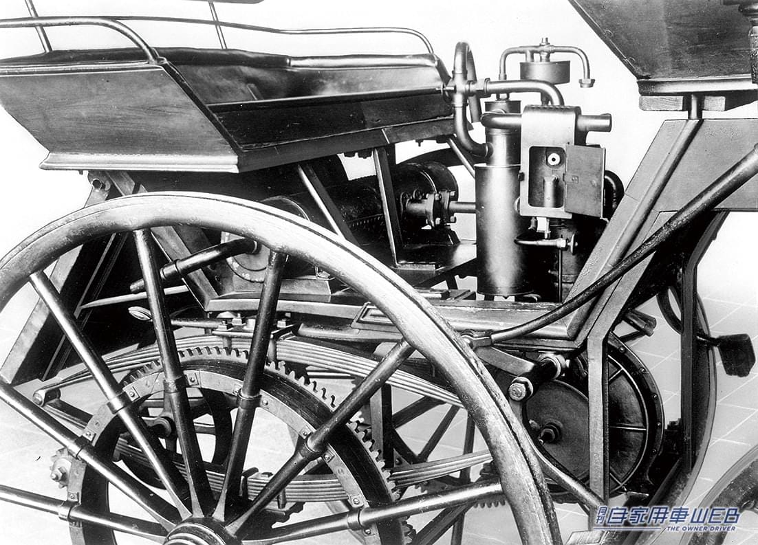 1886年に製造されたダイムラーの4輪車。|「1982年、革命が起きた」「100年でここまで進化した」車の乗り心地を左右する重要な部分は、数々の形式が開発され、確実に進化を遂げた。