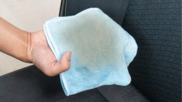 えぇーッ!クルマのシート「実はとっても不潔です」。汗・皮脂・泥砂・化粧品・食べかす…絶望の汚れは日々の積み重ね。