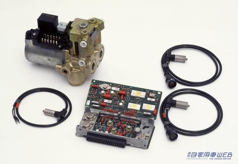 1978年、ベンツSクラスに採用された世界初の量産乗用車用電子制御ABS｜「プレリュードが国内初採用」「外見からはわからない」ホンダは北海道のテストコースにジャーナリストを呼び、その装置の効果を試させた