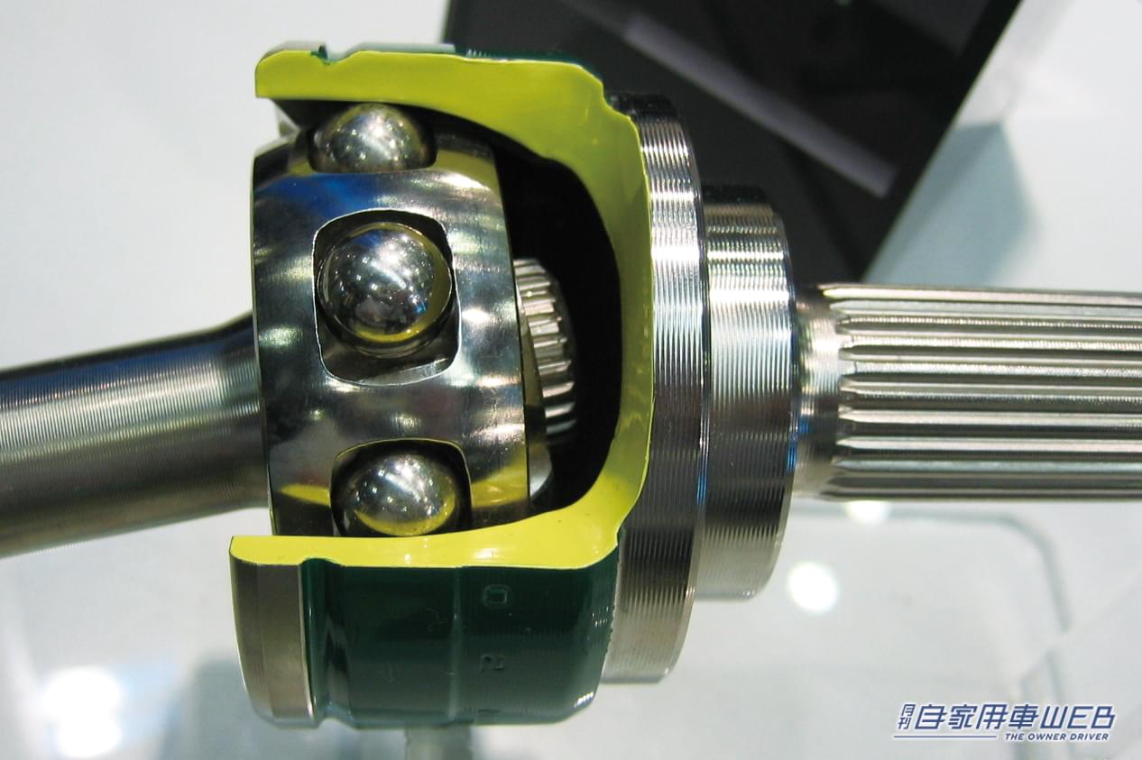 |1966年に革命が起こる。「富士重工業がNTN(旧東洋ベアリング)と共同開発」。トヨタは一番遅れて1983年に参入。「よいのは居住性だけ」と言われながら、技術革新で今は主流に。