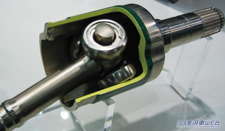 ハウジングの中に三つ股のジョイントを配したトリポード型|1966年に革命が起こる。「富士重工業がNTN(旧東洋ベアリング)と共同開発」。トヨタは一番遅れて1983年に参入。「よいのは居住性だけ」と言われながら、技術革新で今は主流に。