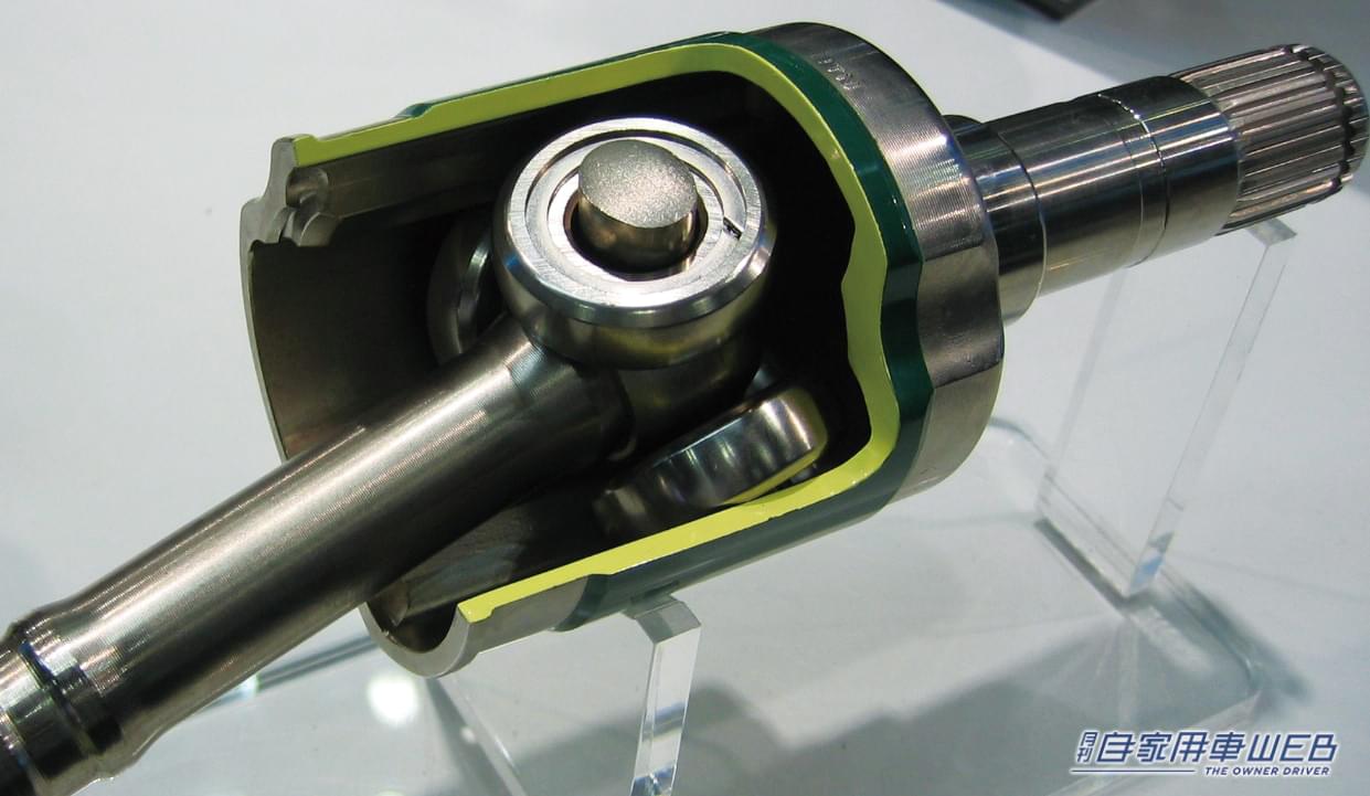 |1966年に革命が起こる。「富士重工業がNTN(旧東洋ベアリング)と共同開発」。トヨタは一番遅れて1983年に参入。「よいのは居住性だけ」と言われながら、技術革新で今は主流に。