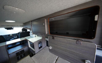 リンエイ バカンチェス ダイネット40 車内｜「コンセプトは秘密基地」40周年記念車は、ダイネットスペースの快適性を最大限に活かせる充実のフル装備が魅力！