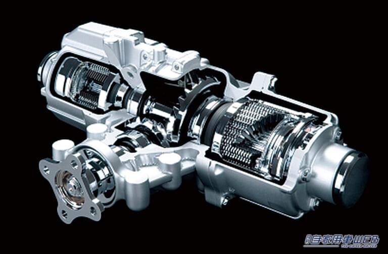 ニッサン・ジュークは電子制御カップリングをリヤに設け、操縦性を向上。|「軍用として評価された技術」日本国内では1972年にスバルが乗用として発売。トヨタは1998年に、アクティブトルクコントロールタイプ搭載モデルを発売した。