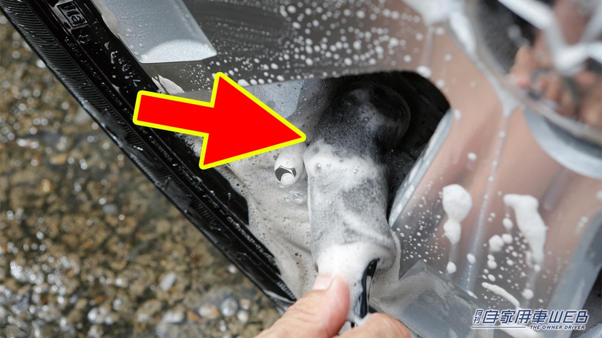 |「完全に見落としてたわ…」奥から汚れが出るわ出るわ…。専用クリーナーならスッキリきれいしましょ!作業のコツを解説