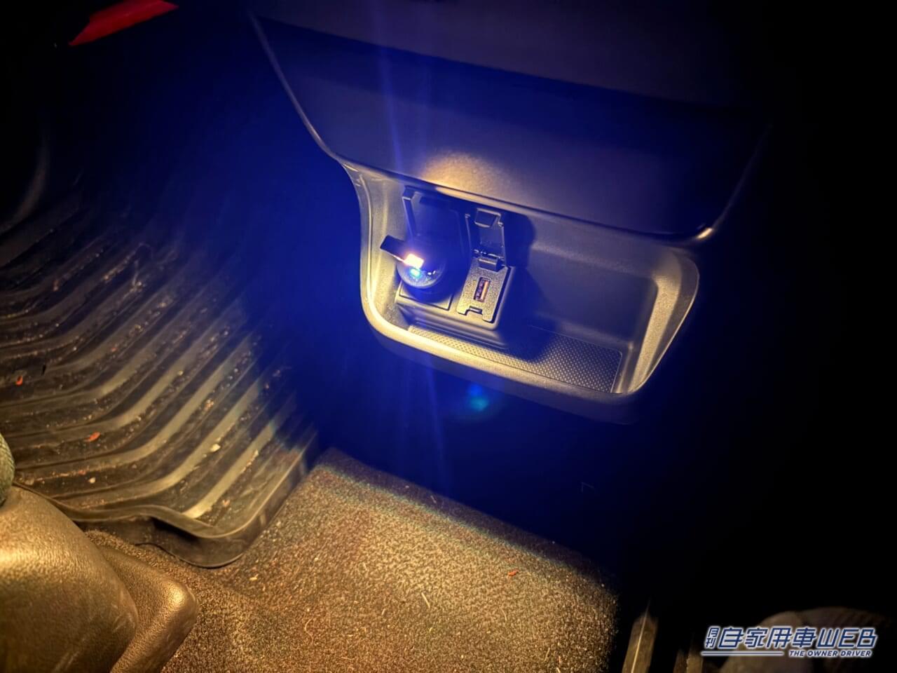リモコン付スイングUSBライト EL-179［星光産業 EXEA］｜「パワーアップした…」「車のUSBポートに挿すだけ」人気のカスタムグッズに意外すぎる機能が追加！進化したポイントも解説
