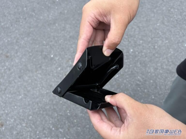 タイヤストッパー（軽自動車用）［エーモン］の組み立て｜「そうやって使うんだ？」「この形からは想像つかない」コンパクトだから車に積んでおいてもOK。持っておけば安心のカーグッズを紹介