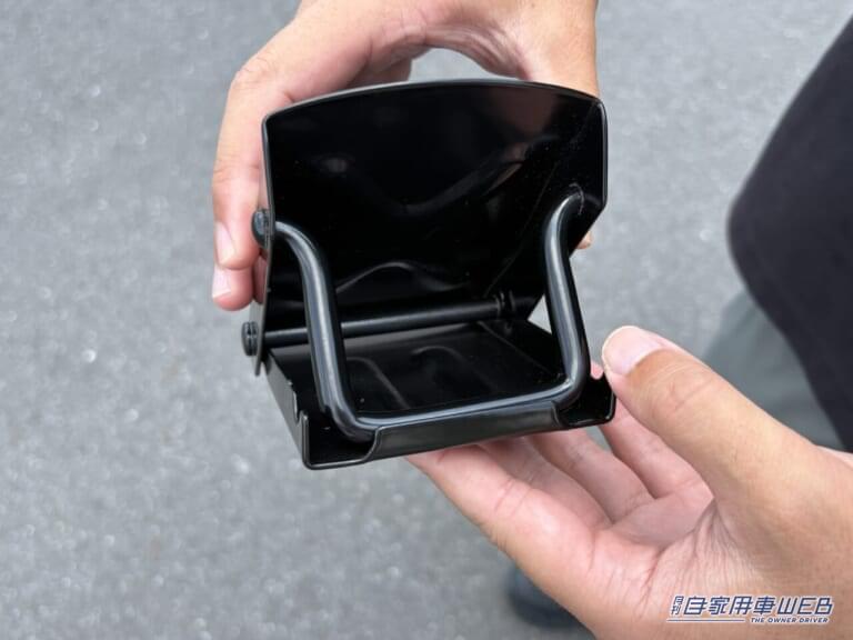 タイヤストッパー（軽自動車用）［エーモン］の組み立て｜「そうやって使うんだ？」「この形からは想像つかない」コンパクトだから車に積んでおいてもOK。持っておけば安心のカーグッズを紹介
